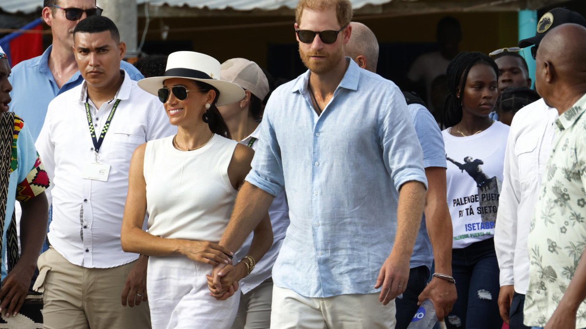  Los duques de Sussex, el príncipe Harry y Meghan, recorren las calles durante una visita este sábado a San Basilio de Palenque (Colombia). 