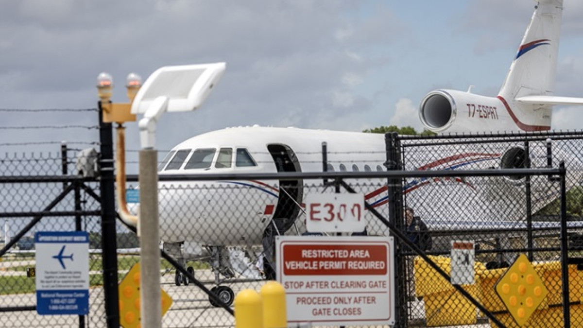 Agentes se encuentran frente a un avión que, según las autoridades, pertenece al presidente venezolano, Nicolás Maduro. Se trasladó al Aeropuerto Ejecutivo de Fort Lauderdale, en Fort Lauderdale, Florida, EE.UU.