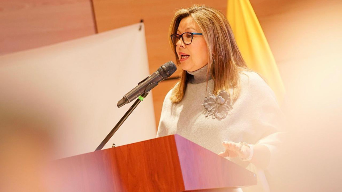 Foto | FiscaliaCOL LA PATRIA  La fiscal, Luz Adriana Camargo, ha querido aclarar algunos delitos, recordando que la obstrucción de vías, por ejemplo, solo se aplica cuando atente contra la vida humana, la salud pública, la seguridad alimentaria, el medioambiente o el derecho al trabajo o se haga con medios ilícitos. Igualmente manifestó que el delito de daño en bien ajeno sólo se da cuando se destruye, inutiliza, desaparece o daña un bien de un tercero, entre otros.