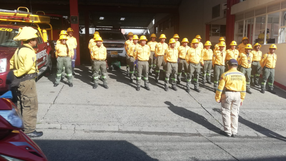 26 bomberos forestales de Riosucio fueron llamados para atender la emergencia en Natagaima (Tolima).