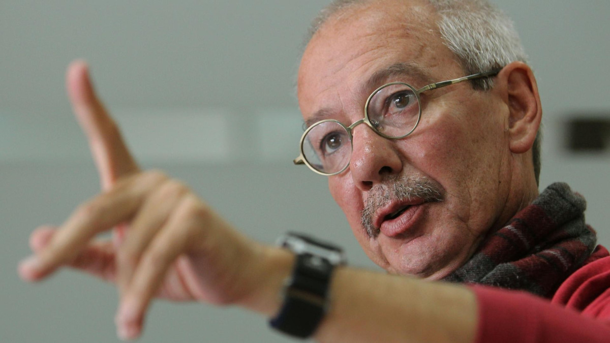  Fotografía de archivo del 11 de mayo de 2011 del escritor colombiano, Jorge Enrique Botero, hablando durante una entrevista con EFE en Bogotá (Colombia).