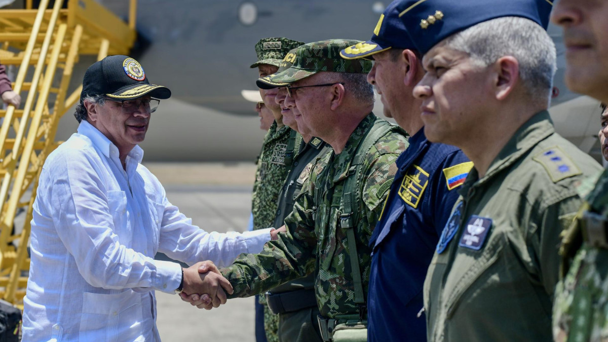 Gustavo Petro, presidente de la República, saluda a la cúpula militar y de policía a su llegada al Consejo de Seguridad que lideró en Cali.