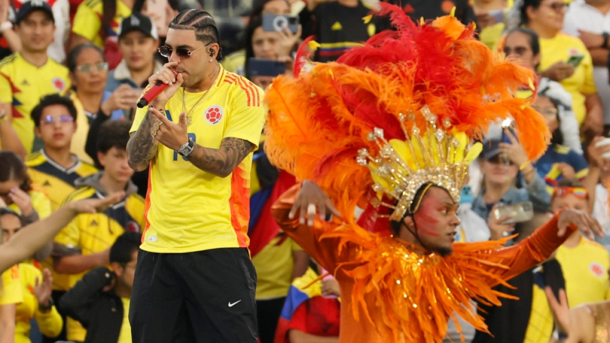 El artista colombiano Ryan Castro (i) se presenta en la inauguración de la Copa Mundial Femenina sub-20 este sábado, antes del partido del grupo A entre las selecciones de Colombia y Australia en el estadio El Campín en Bogotá (Colombia). EFE/ Mauricio Dueñas Castañeda