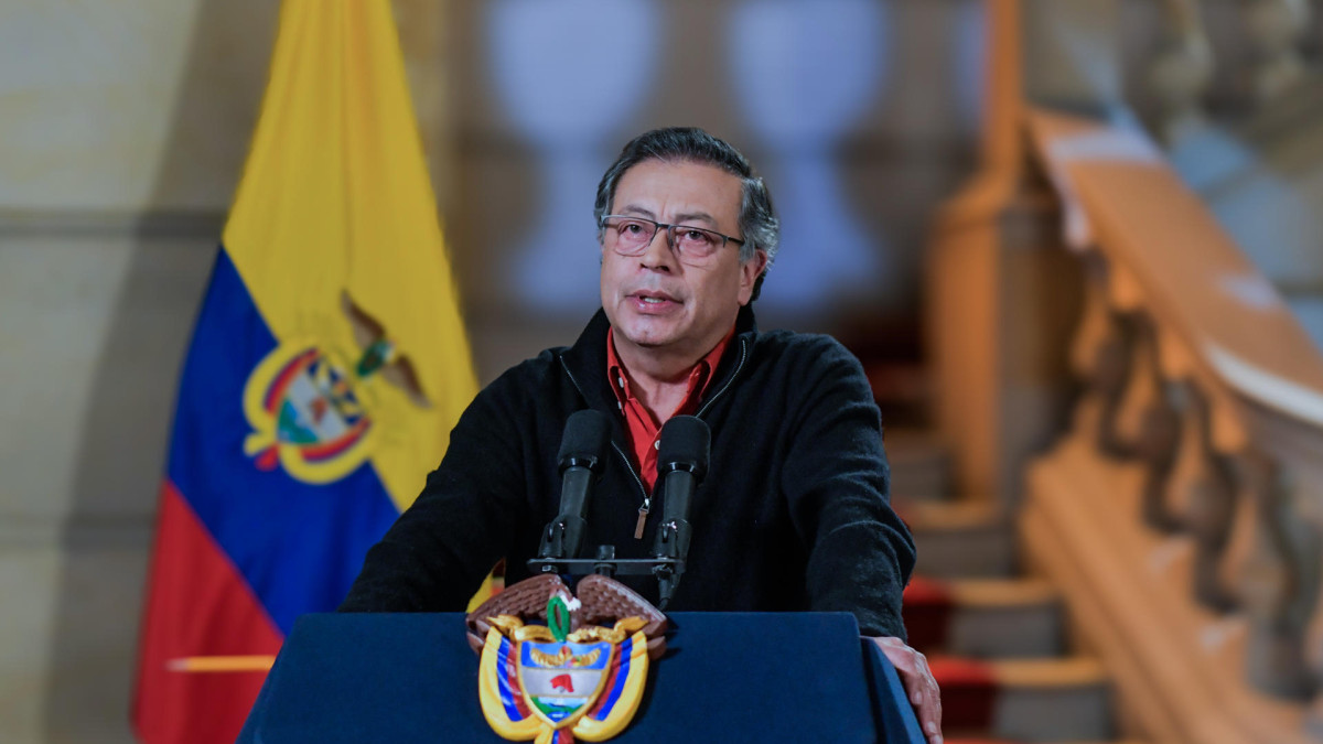 Fotografía cedida por la Presidencia de Colombia que muestra al mandatario, Gustavo Petro, mientras habla durante una alocución televisada este miércoles en Bogotá.