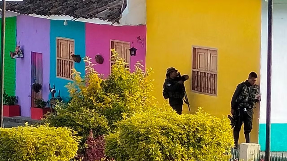 Al menos 150 disidentes de la columna Dagoberto Ramos atacaron el casco urbano de Silvia (Cauca).