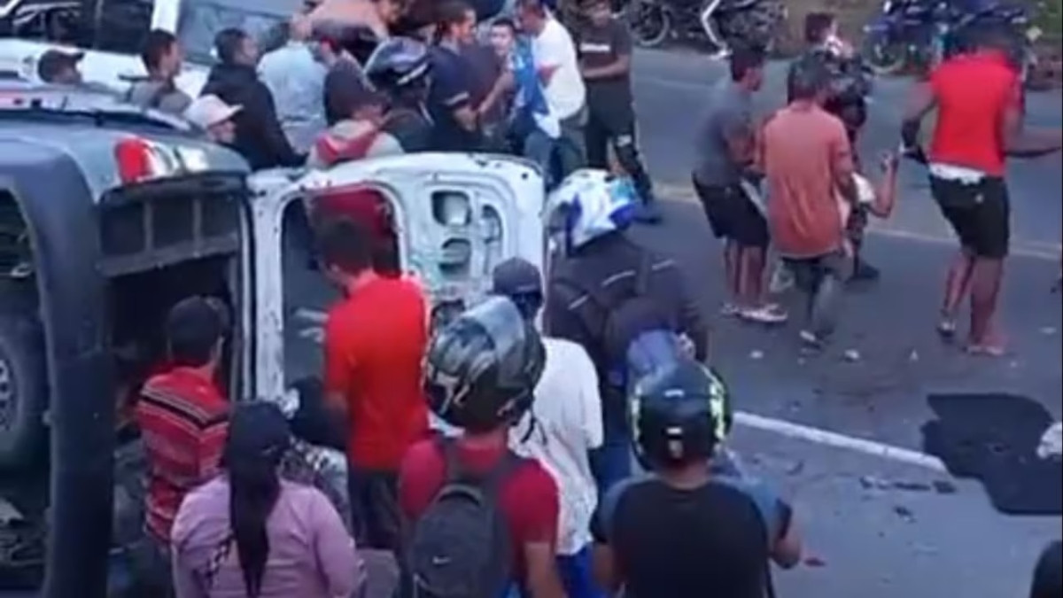 El atentado contra el vehículo del cuerpo penitenciario ocurrió en la vía Popayán-Cali. Tres personas murieron y otras seis sufrieron heridas.