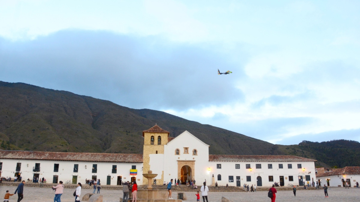 La plaza principal es una de las más grandes de Sudamérica, empedrada que permite realizar eventos como el Festival de las Cometas. Está rodeada de los cerros que conforman el Santuario de Flora y Fauna de Iguaque.