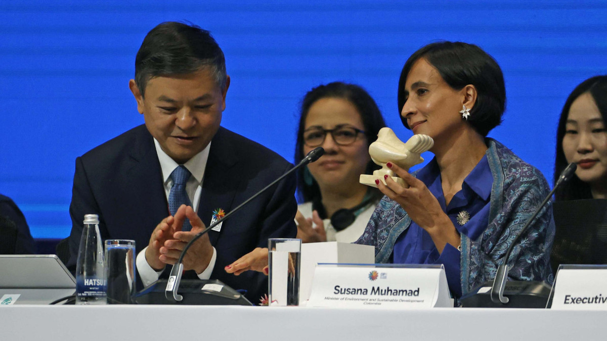 El ministro de Ecología y Medio Ambiente de China, Huang Runqiu, y la ministra de Ambiente y Desarrollo Sostenible de Colombia, Susana Muhamad, en la COP16 de Biodiversidad este lunes en Cali (Colombia).