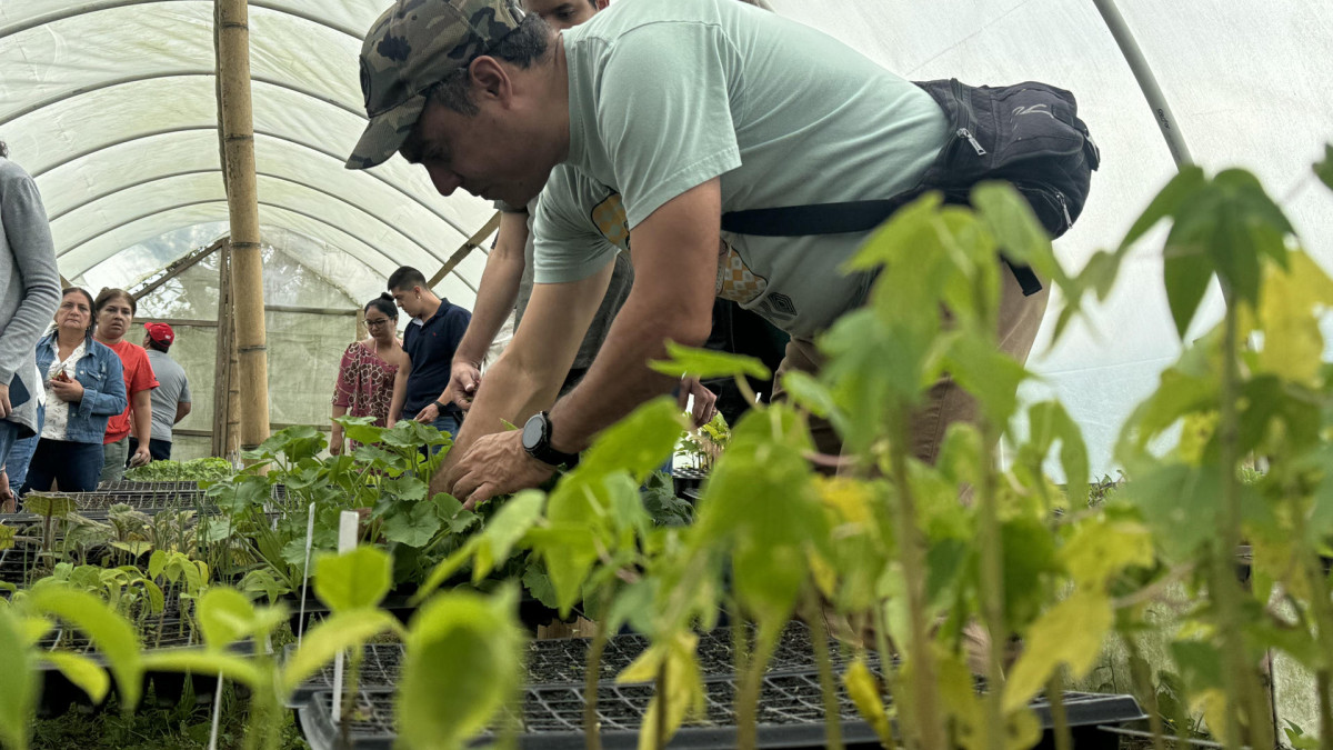 Iván Castrillón hace un recorrido con turistas que visitan 'La Huerta Hotel', en zona rural de Calima (Valle del Cauca).