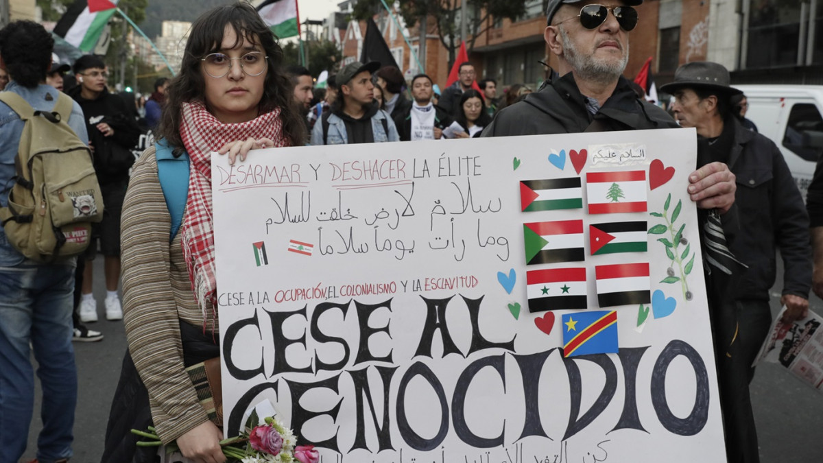 Foto | EFE | LA PATRIA  Manifestantes participaron durante una jornada de protesta en contra de la violencia y en apoyo a Palestina en Bogotá. 