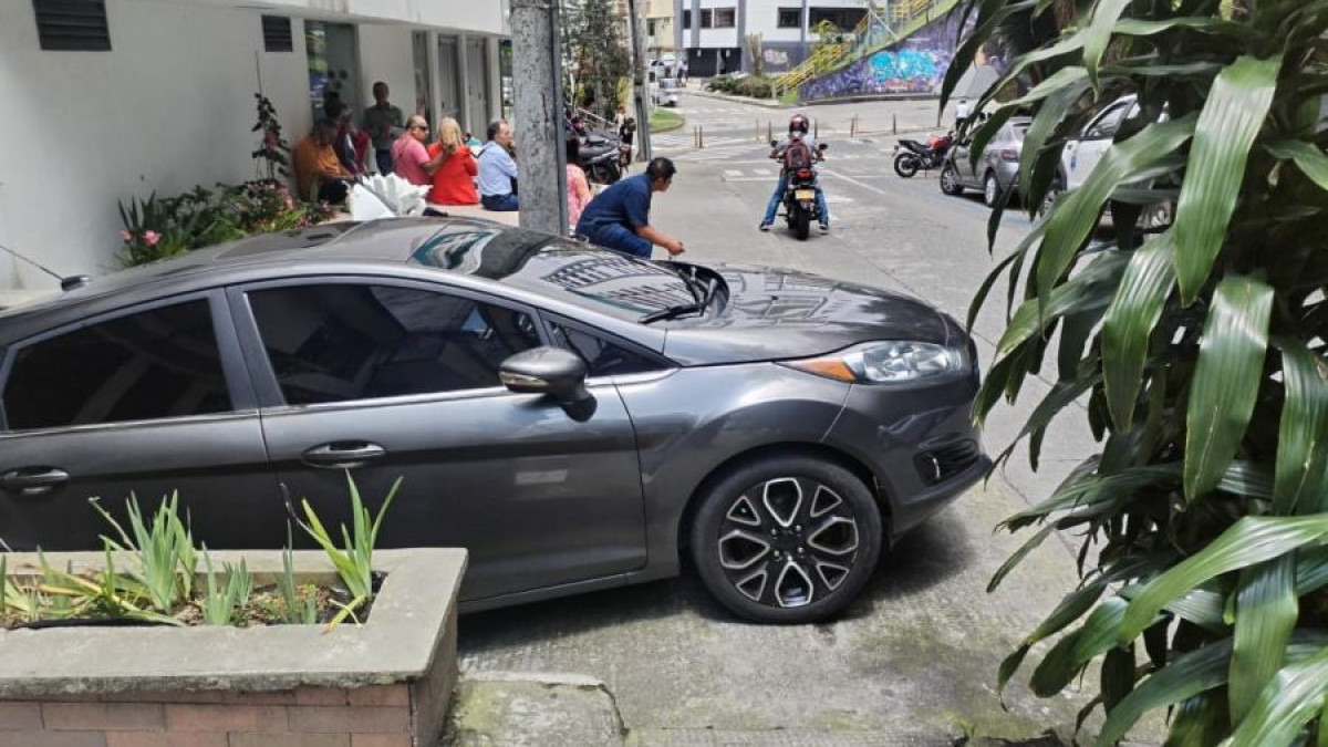 Estos son los carros que según la comunidad no permiten que los peatones hagan uso del andén.