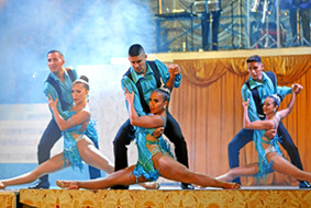 Desde ayer se realiza la Feria de Cali, en la que además de la salsa las corridas de toros son protagonistas. Entre los eventos llamativos está la Gran Verbena del Oriente, que se vive con grupos nacionales e internacionales en la Unidad Deportiva Mariano Ramos y que se puede disfrutar gratis. Para hoy está prevista la presentación de agrupaciones como La 33 y Mambanegra. En cuanto a los toros, el espectáculo correrá hoy por cuenta de la ganadería de Achury Viejo para diestros colombianos.