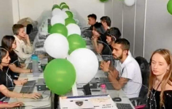 Pensilvania, en el oriente de Caldas, acaba de crecer en 65 puestos de trabajo la capacidad de oferta de su centro de contacto o call center, gracias al trabajo mancomunado de empresa pública y privada. Una oportunidad laboral para este municipio, que seguro impactará en la economía del Municipio.
