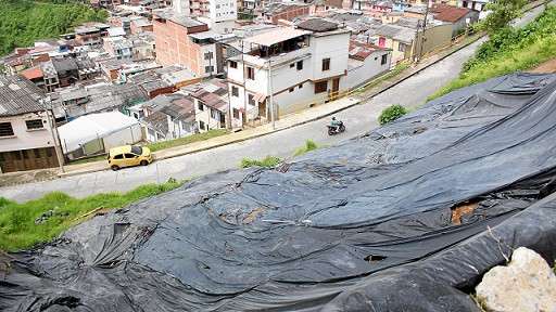 Se cumplió un año de la tragedia en el barrio Centenario de Manizales. Les asiste razón a los vecinos de ver cómo después de un año, apenas se han adelantado unas obras menores, mientras el riesgo permanece tapado con un plástico. Es hora de correrle a esta obra para impedir que pueda presentarse otra tragedia.