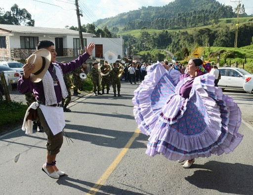 Foto | Freddy Arango | LA PATRIA Encuentro de la Identidad Caldense es la estrategia que empezó a aplicar la Gobernación de Caldas para atraer el turismo hacia la vereda Gallinazo, de Villamaría. Se invita a retornar a este lugar para disfrutar de su gastronomía, termalismo, avistamiento de aves, entre otros aspectos que ofrece la zona en la que, según las autoridades, no hay riesgo por la actividad del Volcán Nevado del Ruiz en caso de una erupción.