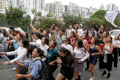 La Compañía de Jesús fundó un 8 de febrero de 1954 en Manizales el Colegio San Luis Gonzaga, convirtiéndose en una institución que ha graduado a miles de personas, que hoy constituyen generaciones educadas en la filosofía jesuita, que su rector actual, sacerdote Luis Aurelio Castañeda, resume en la frase: “Ser más para servir mejor”. Mucho qué agradecerle a esta comunidad por mantenerse durante 70 años en la ciudad y aportando a su desarrollo.
