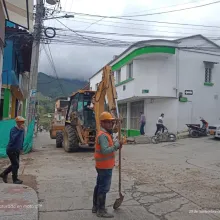 Ciudadanía no respeta las señales en obra de calle de Manzanares