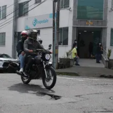 El hueco que puede causar accidentes en el sector de las funerarias en Manizales