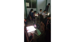 70 jóvenes del colegio Pío XII, de Neira (Caldas), estudian a media luz