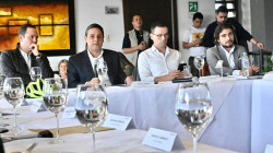 Supimos que: se tuvieron que sentar juntos