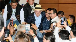 Álvaro Uribe dice desde Manizales que recogerá firmas para defender el sistema de salud