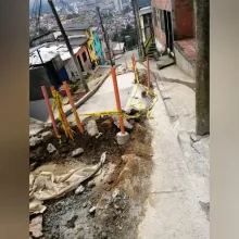 En el barrio El Carmen de Manizales reparan luminarias y tapan huecos 