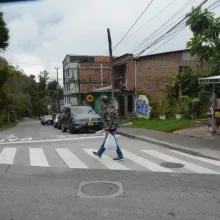 Pintaron la cebra peatonal y arreglan la vía en Chipre   