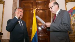 Enrique Santiago y Sergio Ramírez reciben la nacionalidad colombiana