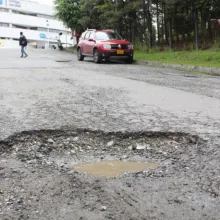 Hay 31 huecos más por reparar en vía del barrio San Marcel de Manizales