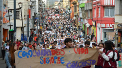 Comunidad educativa marcha en rechazo del posible cierre de cuatro colegios en Manizales