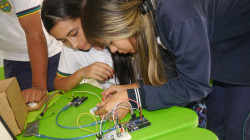 El Aula STEM de la U. Nacional capacita en programación a estudiantes de Palestina