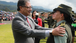 Petro es abucheado por retraso en ceremomia de ascensos de la Policía