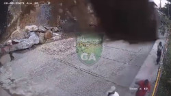 15 lesionados por desprendimiento de la parte alta de la piedra de El Peñol en Guatapé 