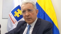 Denuncian que Fiscalía está favoreciendo "escenario de impunidad" hacia expresidente Uribe