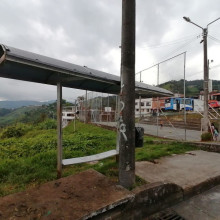 Peatones del barrio La Linda de Manizales aún esperan que les arreglen el paradero