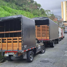 Furgones y camiones generan riesgo y obstrucciones en el barrio Cervantes de Manizales