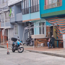 La carpintería ya llega hasta el andén y la calle en el barrio Bengala de Manizales 