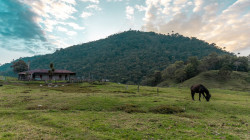 Así es la vida en el cráter de un volcán en Colombia: el Machín se camufla entre montañas