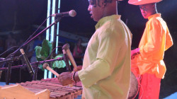 Marimba, playa y bebida ancestral se fusionan en el Pacífico