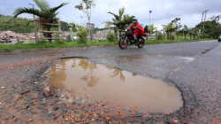 Hueco se apodera de calle en el barrio Bosques del Norte de Manizales
