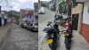 Carros y motos obstaculizan el paso en el barrio San Jorge de Manizales